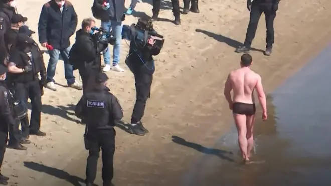 Чоловік переплив Дніпро, щоб потрапити у Гідропарк