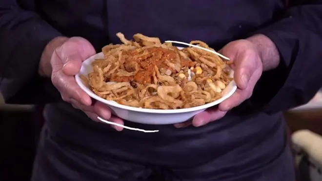 يعتبر الكثيرون طبق الكشري طبقا وطنيا في مصر. ويباع الكشري على قارعة الطريق وفيه كمية كبيرة من الكربوهيدرات بفضل المعكرونة والأرز ويشعر الشخص بالشبع بعد تناوله.