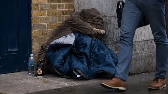 تستهدف مثل هذه الإعلانات الشباب والفتيات على حد سواء، وخاصة من لا يملكون سكنا دائما