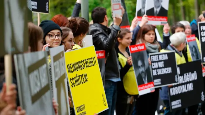 Uluslararası Af Örgütü, Türkiye'deki tutuklu gazeteciler için 3 Mayıs Basın Özgürlüğü Günü'nde Berlin'de bir eylem düzenlemişti