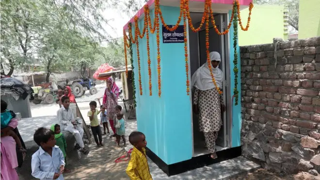 الحكومة الهندية تنفذ مخططا لتوفير مراحض في القرى للقضاء على ظاهرة قضاء الحاجة في الأماكن المفتوحة