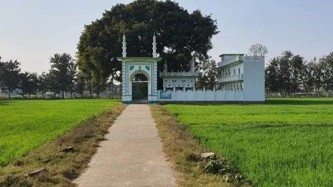 જે જગ્યાએ જમીન આપવાનો સરકારે પ્રસ્તાવ પાસ કર્યો છે, ત્યાં પાસે એક ગરગાહ છે.