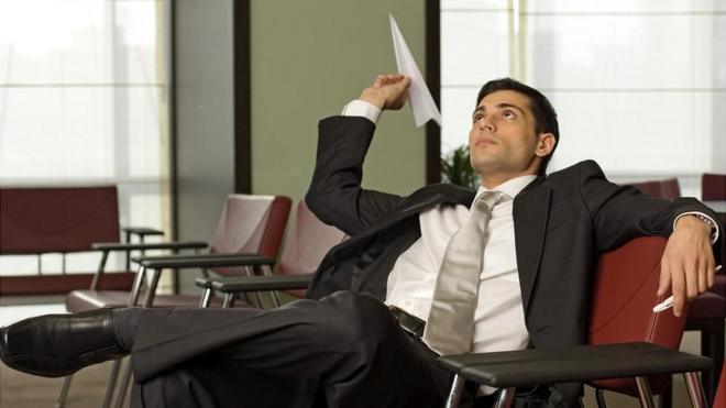 Oficinista jugando con un avióncomo bloquear site de apostaspapel