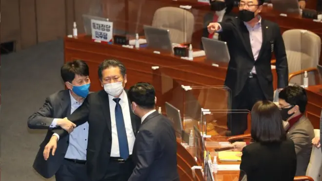 정청래 더불어민주당 의원이 10일 오후 서울 여의도 국회에서 열린 본회의에서 회의 입장 중 국민의힘 소속 의원이 욕설을 했다며 사과를 촉구하고 있다