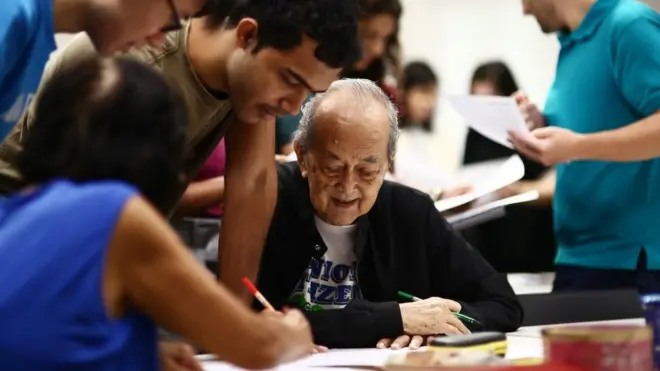 一群志愿者组织起来，教导新加坡人讲克里斯坦语。