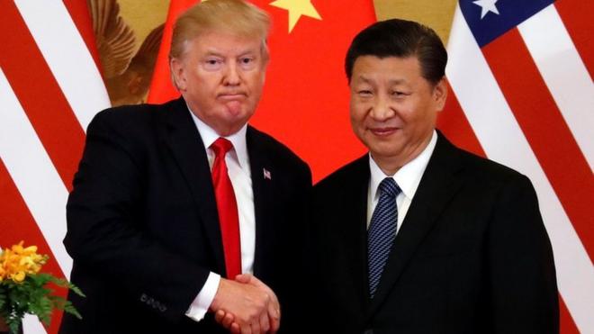 Donald Trump y Xi Jinping se saludan.