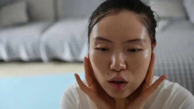 肖佳在14年前因遺傳因素失去視力，她隨後成為了一名按摩師。但與她最初想象的能收獲尊重的職業不同，她發現這是一個暗藏騷擾和侵犯的行業。