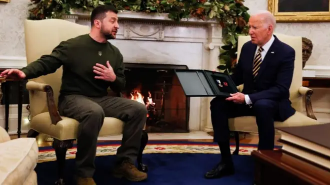 Зеленський вручив Байдену нагороду від військового з Бахмута