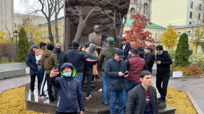 Россияда муҳожирларни Украинада жанг қилишга кўнгилли равишда ёлланишга чорловчилар кўпаймоқда.