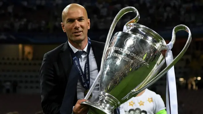 Zinédine Zidane heureux de soulever sa première coupe aux grandes oreilles comme entraineur du Real