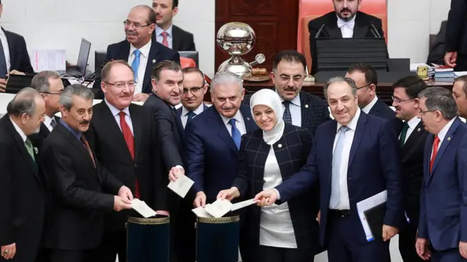 Başbakan Binali Yıldırım ve bazı AKP milletvekilleri, 6. madde oylaması sırasında fotoğraf çektirdi.