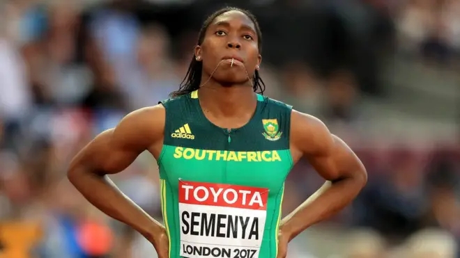 Semenya suma dos medallas de oro olímpicas y tres títulos mundiales en los 800 metros planos, prueba en la que no podrá participar si no reduce sus niveles naturales de testosterona.
