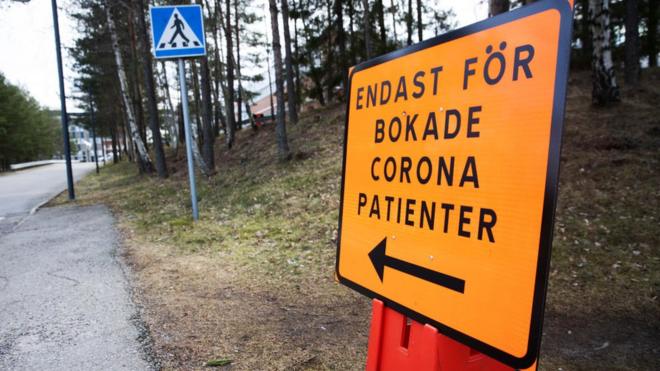 Знак у Стокгольмі, який вказує на центр перевірки на коронавірус