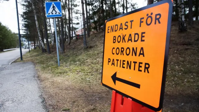 Знак у Стокгольмі, який вказує на центр перевірки на коронавірус
