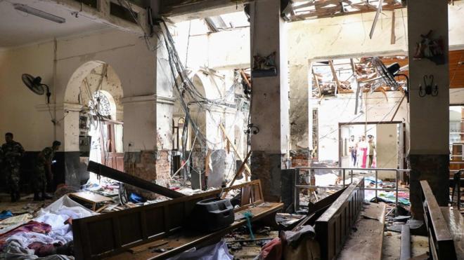 جانب من الدمار الذي لحق بإحدى الكنائس التي تعرضت للتفجير في سريلانكا