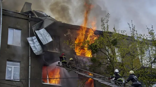 Abazimya umuriro bari ku nzu imaze kuraswaho i Kharkiv ku cyumweru
