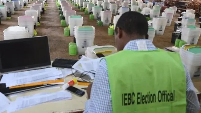 Mid ka mid ah shaqaalaha gudiga doorashada Kenya