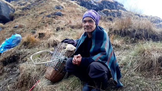 भारी बोकेपछि थकाइ मार्दै इमानसिंह गुरुङ।