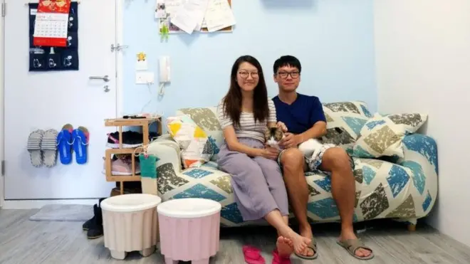 ضمنت كاثي تام وزوجها لويس لي الحصول على منزل للإسكان الشعبي لتقدم لي بالطلب عام 2012 قبل سنوات من زوجهما عام 2017