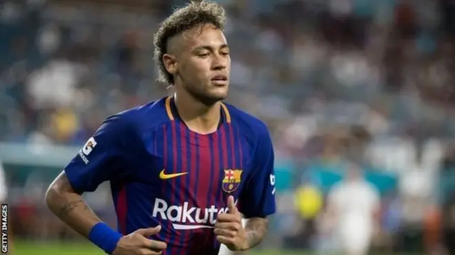 Mshambuliaji wa Paris St-Germain , Neymar