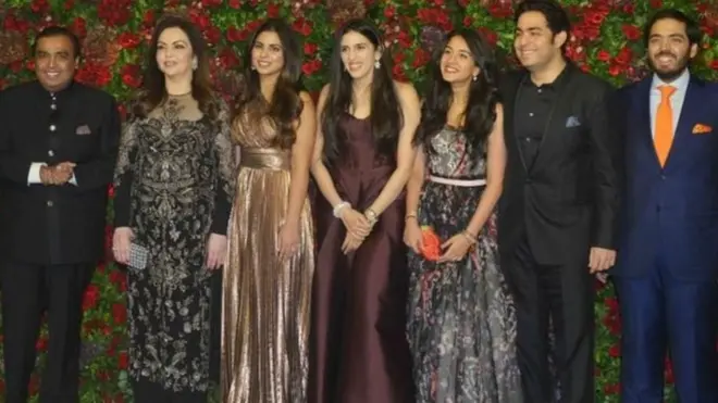 වමේ සිට තුන්වැන්නා ඊෂා අම්බානි ය.