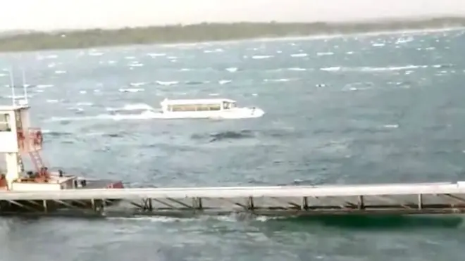 La embarcación naufragó por las malas condiciones del tiempo.