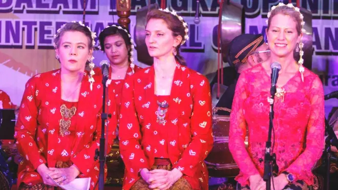 Anggota pemain gamelan Southbank, Inggris di Solo.