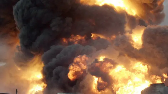 Ọtụtụ mmadụ tọrọ atọ na nkpọ (container) bu ha.