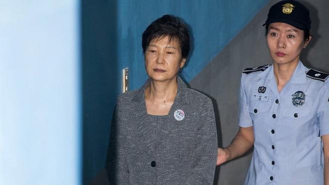 뇌물수수 혐의 공판에 출석하기 위해 서울중앙지방법원에 도착한 박근혜 전 대통령