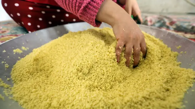 يُصنع الكُسكُس من دقيق القمح المطهو بالتبخير