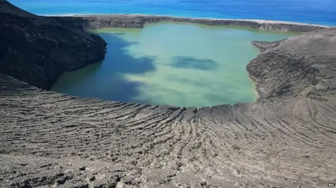 La isla Hunga Tonga Hunga Ha'apai o HTHH emergió en 2015 tras la erupción de un volcán submarino en el Océano Pacífico. Foto: Gianpiero Orbassano