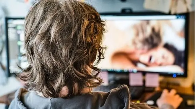 ช่วงอายุที่เด็กชายได้เห็นภาพอนาจารเป็นครั้งแรก ส่งผลกับทัศนคติที่มีต่อผู้หญิงในอนาคต