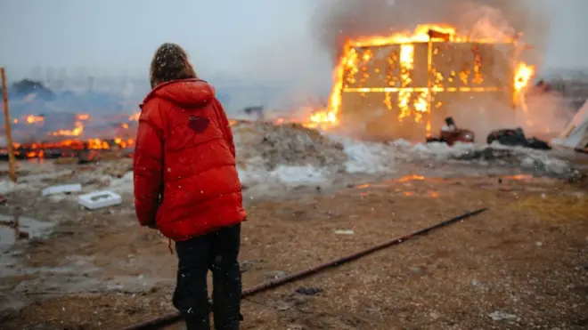 Протестующие подожгли часть построек в лагере