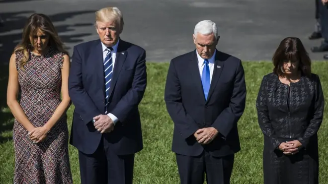 Трамп после публикации в "Твиттере" сообщения с "глубочайшими соболезнованями" родственникам погибших и пострадавших принял участие в траурной церемонии в память о жертвах трагедии. На фото - Трамп с супругой и вице-президент Майк Пенс с женой Карен.