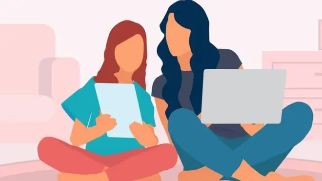 लैपटॉप पर सूचना साझा करतीं मां और बेटी