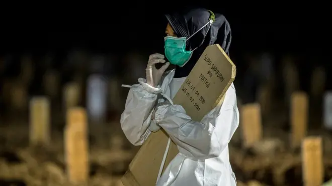 Warga membawa nisan keluarganya di area pemakaman khusus COVID-19 di TPU Rorotan, Cilincing, Jakarta Utara, Kamis (15/7/2021)