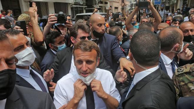 الرئيس الفرنسي ماكرون وسط الجموع في بيروت