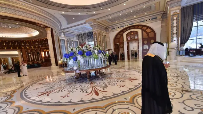 Belasan pangeran, pejabat tinggi, dan pebisnis 'ditahan' di Hotel Ritz-Carlton, Riyadh, sejak awal November. Mereka diduga terlibat korupsi.