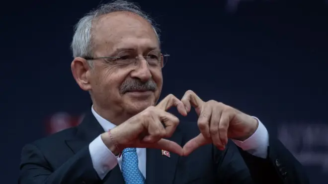 Kemal Kilicdaroglu makes the "heart" sign