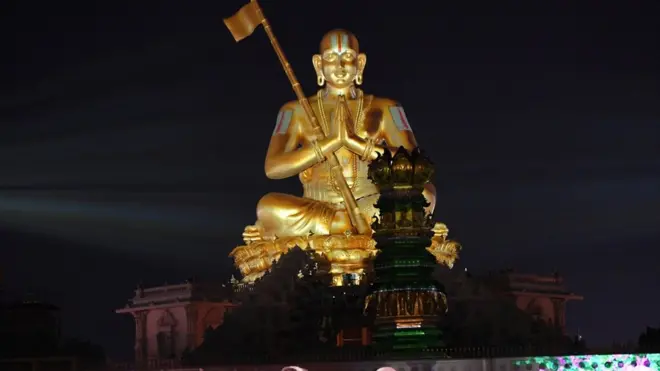 విగ్రహాల తయారీ భారతదేశంలో ఉన్నా, భారీ విగ్రహాల తయారీకి సరిపడా సౌకర్యాలు లేవు