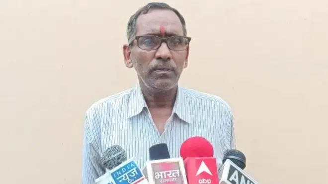 चंपत राय के भाई सुनील बंसल, नगीना (बिजनौर) में मीडिया को FIR के बारे में बताते हुए