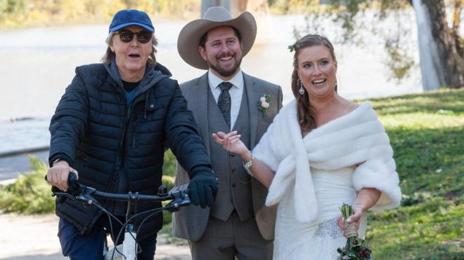 Paul McCartney photobombs couple's wedding pictures
