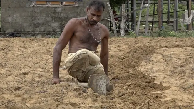 සිවිල් යුද්ධය : ''මම බඩගාගෙන ගිහිං හරි වැඩ කරනවා.''