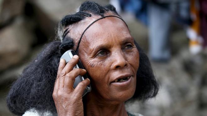亞的斯亞貝巴婦女用手機通話