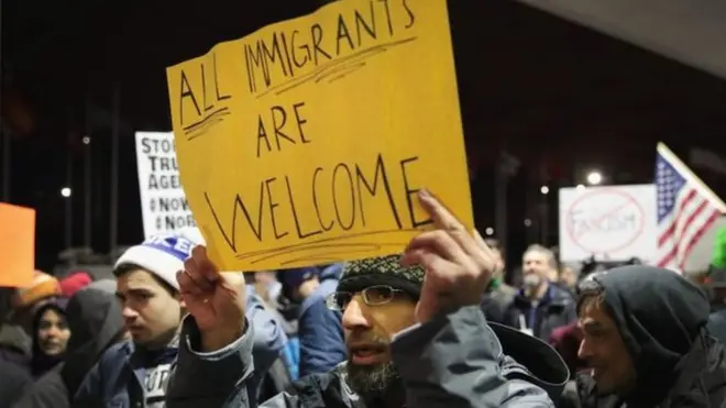 Wahamiaji wakiandamana