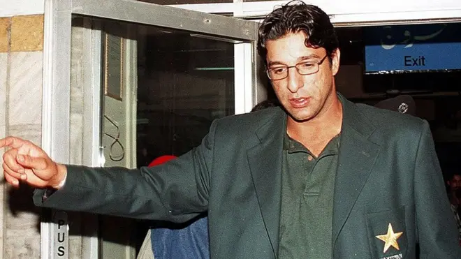 وسیم اکرم 2 دسمبر 1999 کو دورہ آسٹریلیا سے واپس آنے کے بعد لاہور ایئرپورٹ سے باہر آ رہے ہیں