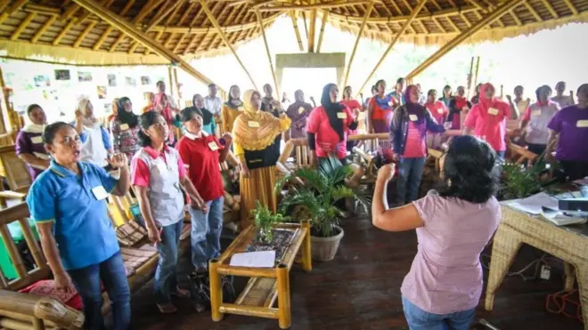 Para ibu di Institut Mosintuwu mulai berani berpendapat dan mengutarakan aspirasinya untuk pembangunan Poso