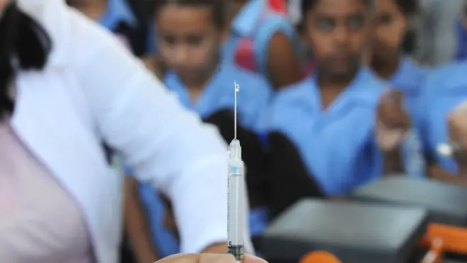 Pemberian vaksinasi kepada anak-anak diharuskan di North Carolina. Namun, negara bagian itu memberi pengecualian kepada orang tua untuk tidak memvaksinasi anak mereka dengan alasan medis dan keagamaan.