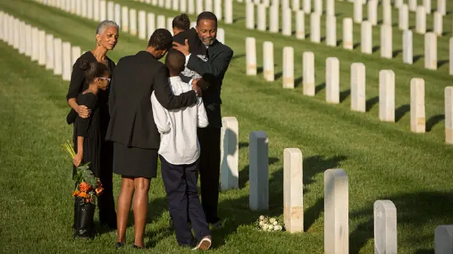 Une famille noire au cimétière