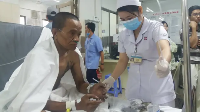 Một người bị thương từ đám cháy đang được điều trị tại bệnh viện hôm 23/3